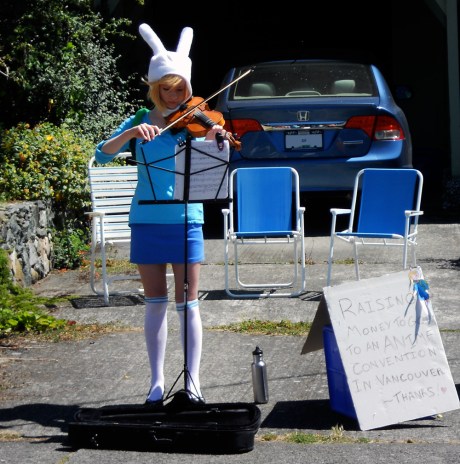 This young woman was playing beautifully along the route. 
