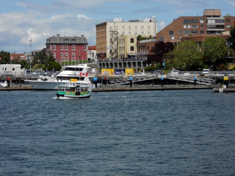 The little harbour ferries connect pedestrians with many points around the city.