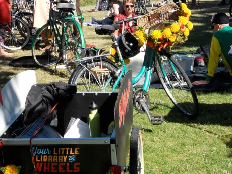 This bicycles and trailer are a mobile library! Well done!