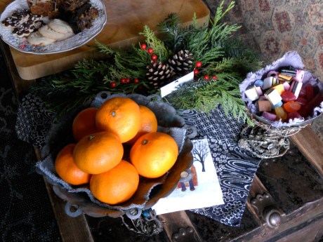 A gift of a green centrepiece, my baking, juicy oranges and English candies sent by my sister from her recent trip to London! 